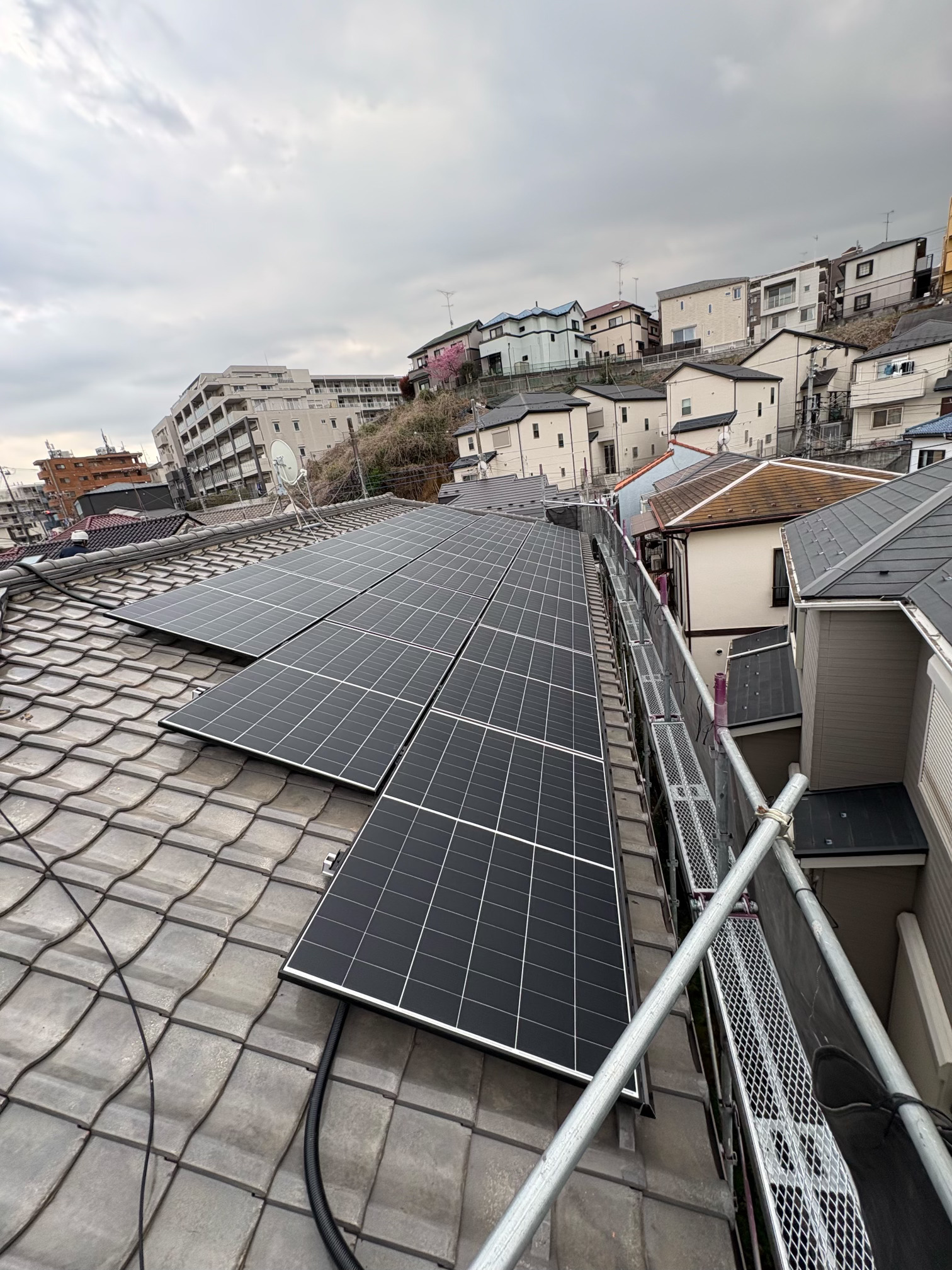 軽量パネルで実現　二世帯分の電力を賄う