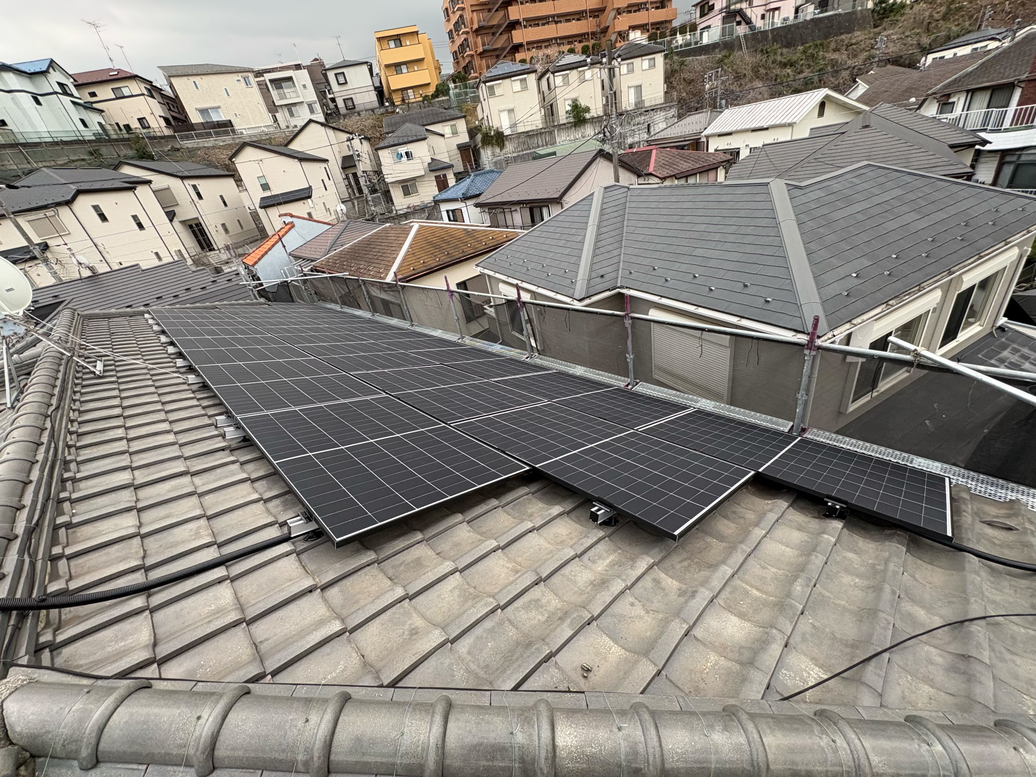 軽量パネルで実現　二世帯分の電力を賄う